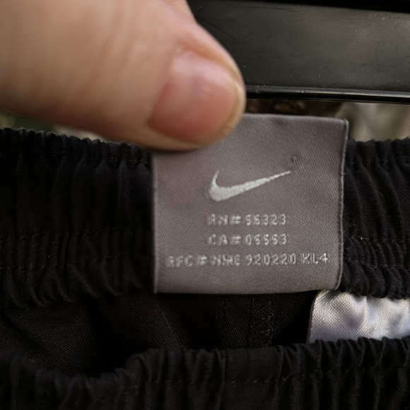 Nike Black Elastic Waist Capris Pants Athletic Activewear White Stripes L 12-14 - Picture 7 of 16